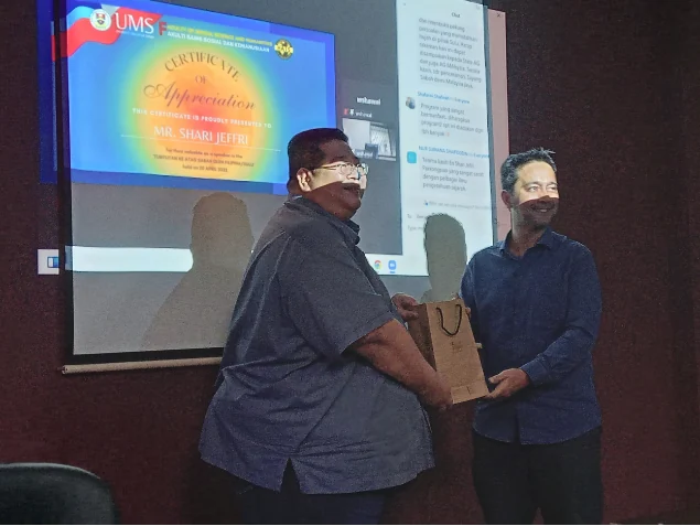 Presentation of a gift following the UMS session