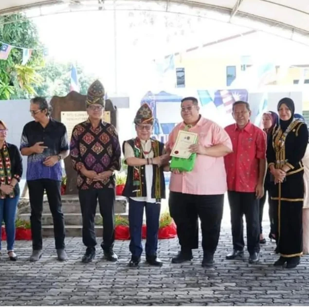 Handover of historical photographs at the museum programme