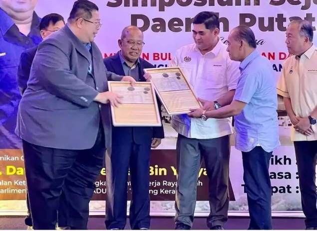 Presentation of a certificate during the symposium