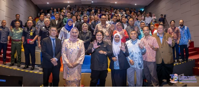 Workshop participants gathered for a group photograph