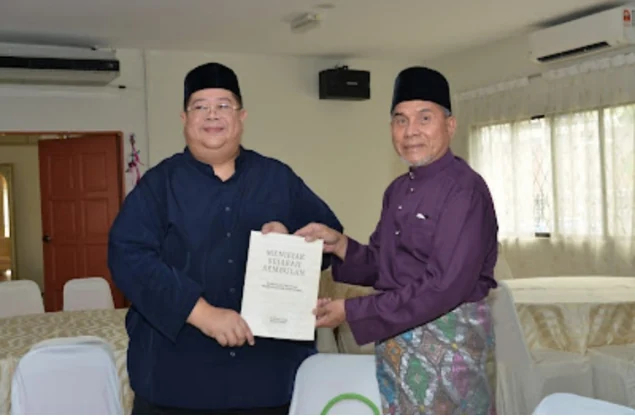 Presentation of historical material during the gathering