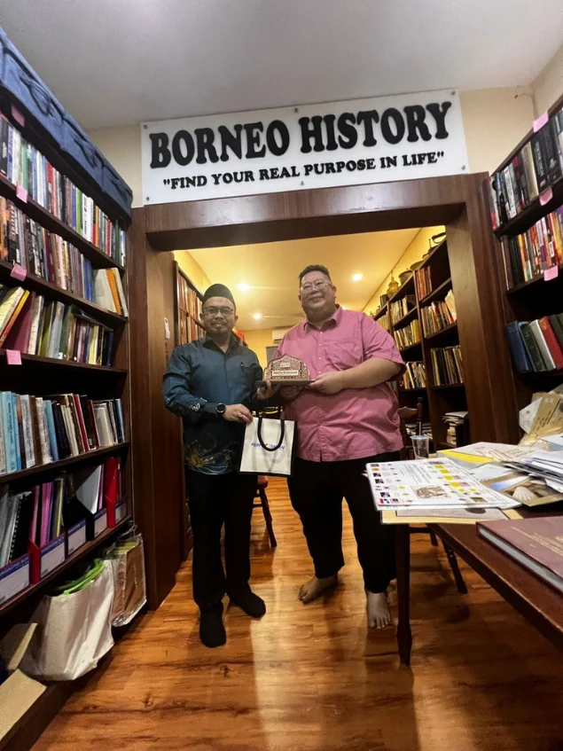 Presentation of a gift during the librarians’ visit