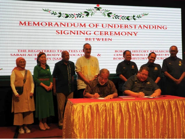 Signing the agreement between SABAR and Borneo History