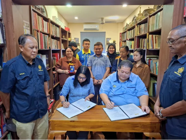 Signing the agreement with the Malaysian History Society, Sabah Branch