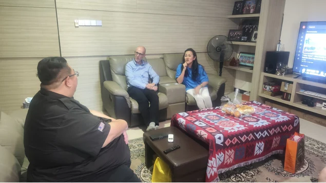 A seated conversation during the visit