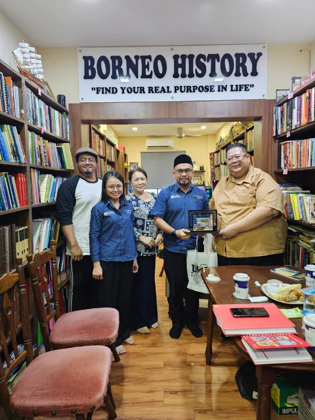 A gift presentation during the UMS Library visit