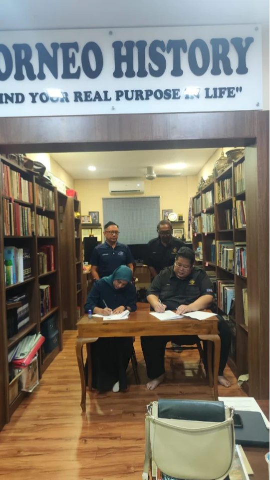 Signing the agreement between Aura Hebat and Borneo History