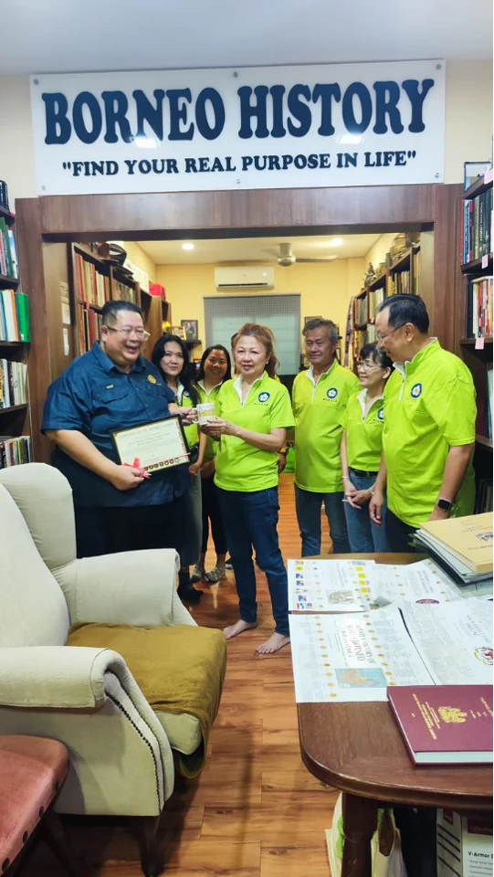 Visitors from the Kota Kinabalu Hakka Association in the gallery