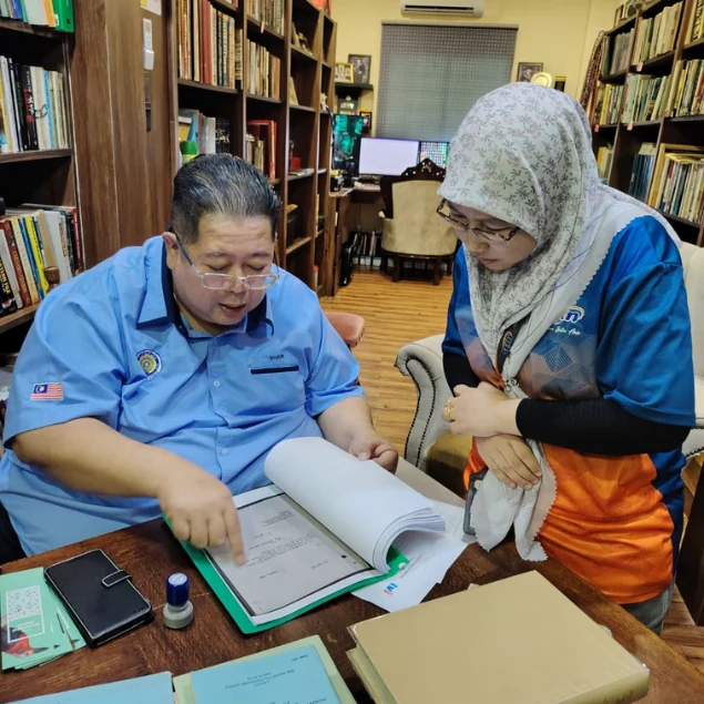 Examining a publication during the documentary visit